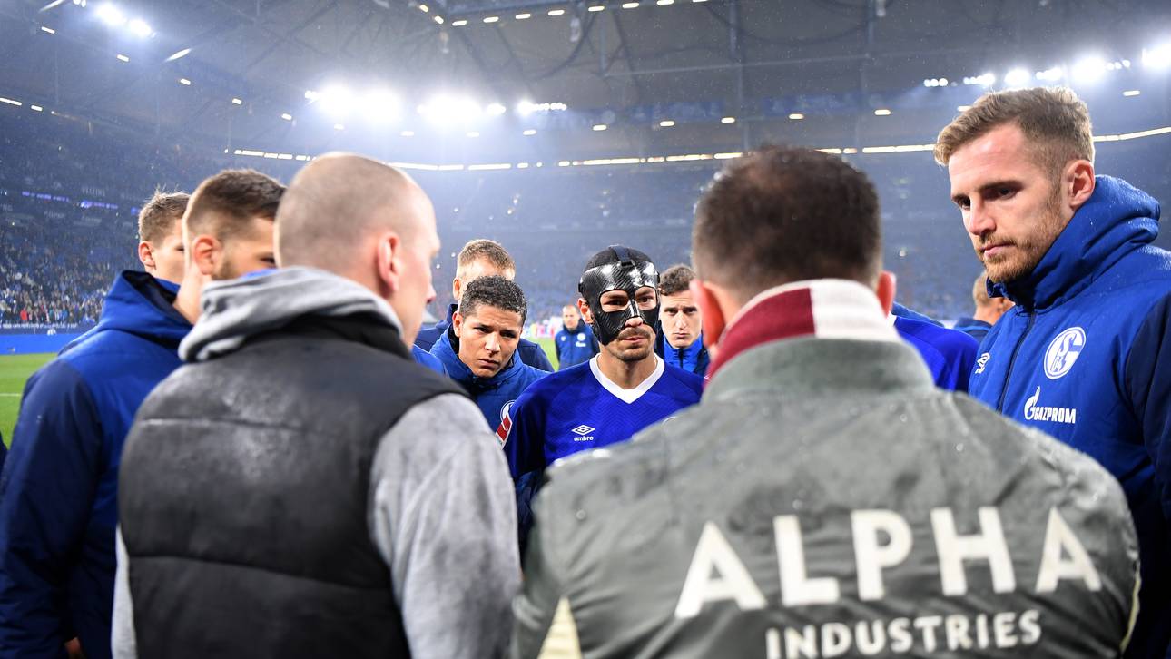 S04-Ultras nehmen Kapitän Binde ab