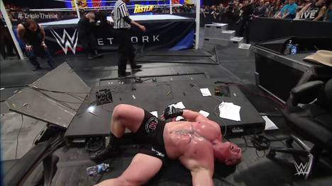 Brock Lesnar flog im Hauptkampf von WWE Fastlane gegen Dean Ambrose (l.) und Roman Reigns durch zwei Kommentatorentische