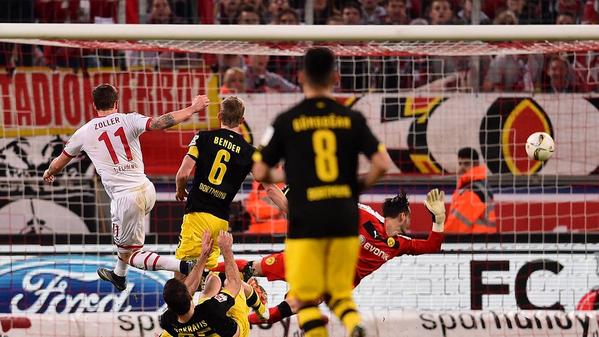 Tore fallen von da an nur noch in Köln, wo ein Patzer von BVB-Keeper Roman Bürki den Ausgleich durch Simon Zoller (l.) begünstigt
