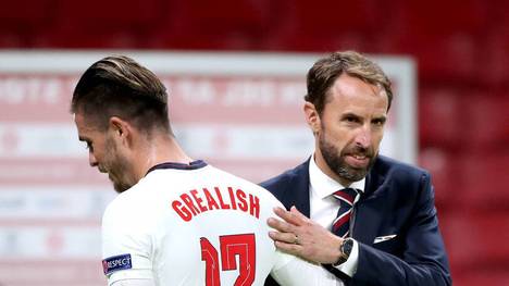 Englands Nationaltrainer Gareth Southgate (r.) erwartet von seinen Stars wie Jack Grealish mehr Disziplin