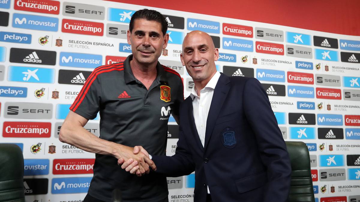 Weil er angeblich erst fünf Minuten vor der Verkündung von Lopeteguis Wechsel zu Real erfahren hatte, griff Verbandsboss Luis Rubiales (r.) durch. Sportdirektor Fernando Hierro (l.) übernahm und soll das Team trotz der Querelen zum Titel führen