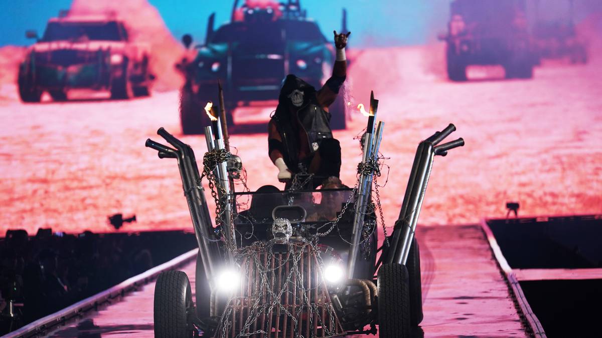 PLATZ 2: TRIPLE H - Die filmreifen WrestleMania-Auftritte des WWE-Vorstands sind Legende, der Action-Fan ließ sich schon von Conan, Terminator und Sons of Anarchy inspirieren - diesmal von Mad Max