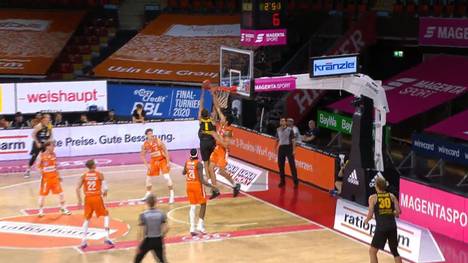 Im ersten Halbfinale der easycredit BBL liefern sich ratiopharm Ulm und die MHP Riesen Ludwigsburg einen harten Fight. Am Ende feiern die Riesen ihren ersten Finaleinzug.