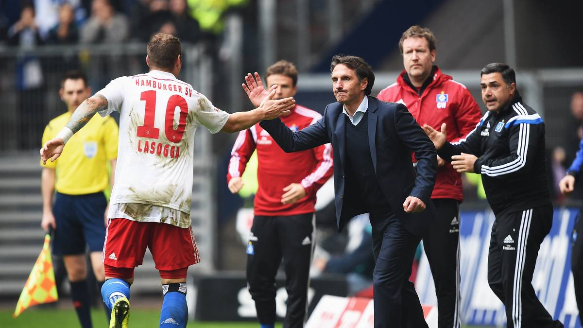 Lasogga feiert seinen Treffer mit Labbadia. Es beginnt gut für die Hamburger...
