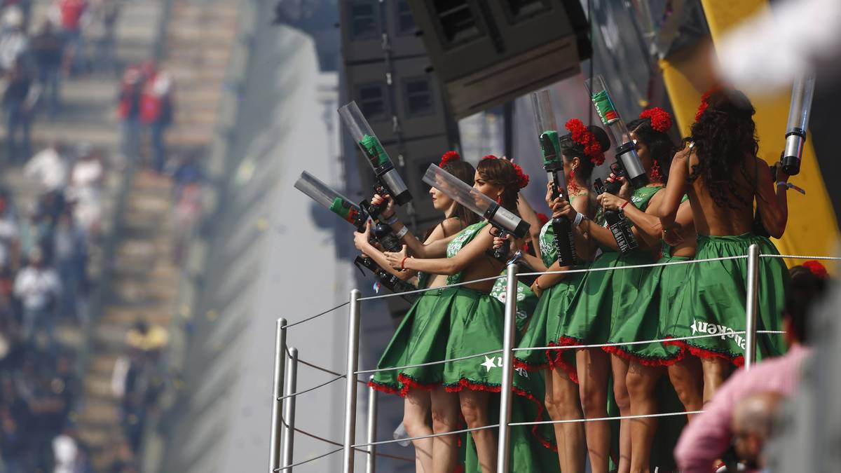 Auf der Siegerehrung lassen sie dann die Bombe platzen. Die Waffen-Einlage hat mit Sport nicht wirklich etwas zu tun. Klarer Fall von falscher Rolleninterpretation