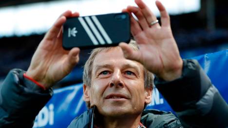 Jürgen Klinsmann zückte vor dem Spiel von Hertha BSC - BVB das Mobiltelefon