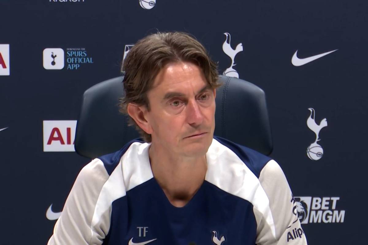 Nach den rassistischen Anfeindungen gegen Mathys Tel stärkt ihm sein Coach Thomas Frank den Rücken und fordert die Fans auf, ihn anzufeuern.