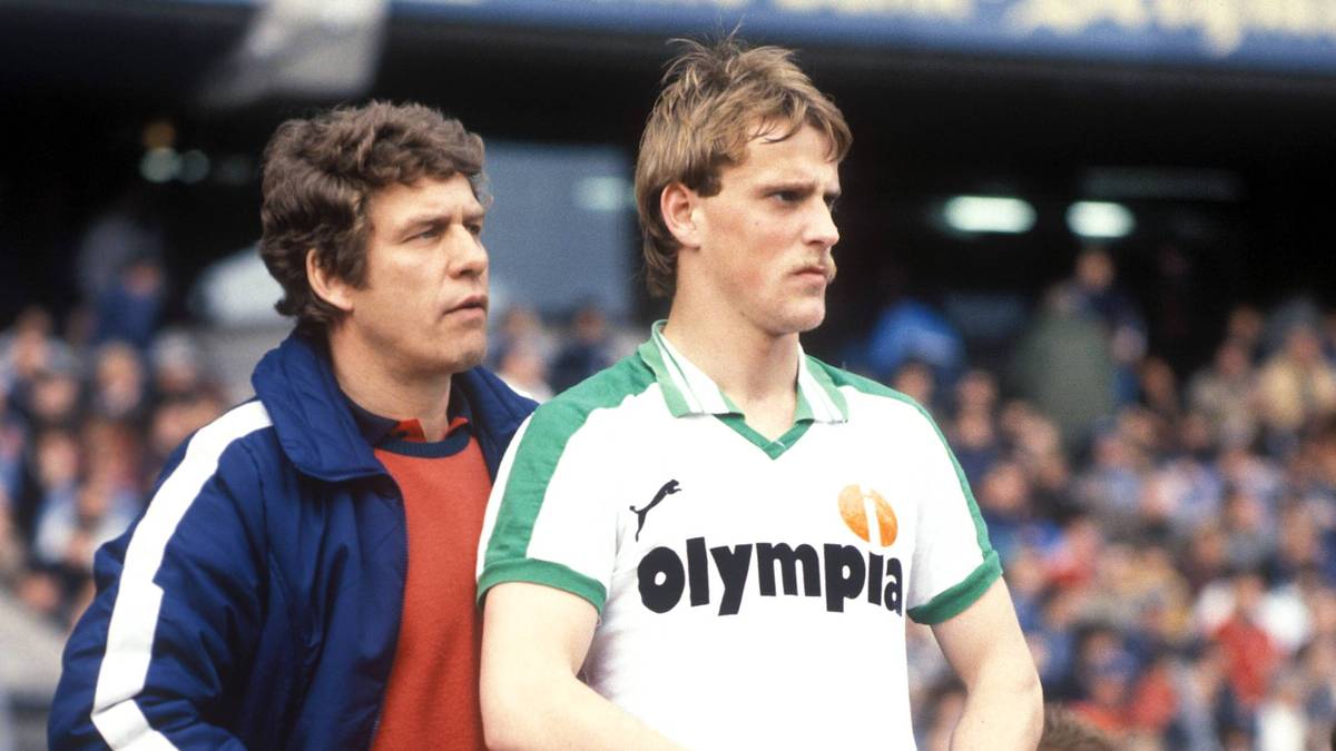 Thomas Schaaf wächst in unmittelbarer Nähe des Weserstadions auf. Am 1. Juli 1972 tritt er dem SV Werder Bremen bei, wo er bis 1979 in der Jugend spielt. Am 18. April 1979 gibt Schaaf beim 0:3 in Bochum sein Bundesliga-Debüt. Damals heißt der Werder-Trainer noch Wolfgang Weber. Doch schon bald übernimmt Otto Rehhagel, der Schaaf praktisch durch dessen ganze Karriere begleitet und als Trainer zum Vorbild wird