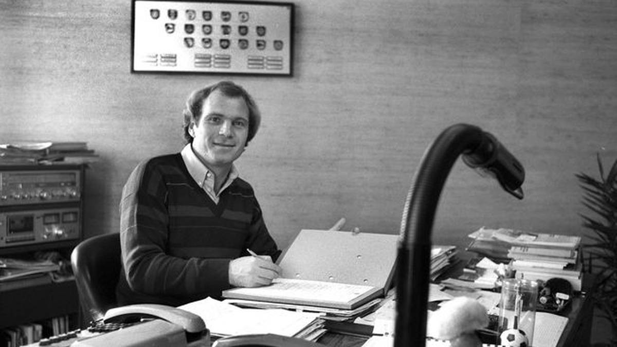 Hoeneß muss seine Karriere 1979 verletzungsbedingt frühzeitig beenden, wechselt mit nur 27 Jahren in den Manager-Job bei Bayern. Er begründet eine neue Erfolgsära