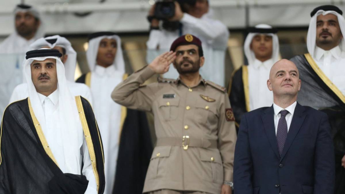FIFA-Präsident Gianni Infantino (r.) in Katar
