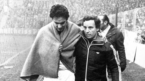 Hansi Müller und Masseur Francois Caneri vom VfB Stuttgart 1978