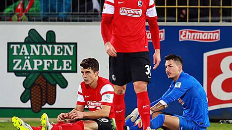 Roman Bürki (r.) wird gegen Hannover zum Freiburger Unglücksraben