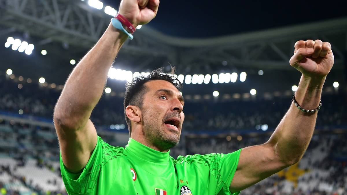 TORHÜTER - GIANLUIGI BUFFON: Im zarten Alter von 39 erlebt der Altmeister gerade seinen x-ten Frühling. Aberwitzige drei Tore ließ der Italiener im Wettbewerb zu - keine einziges resultierend aus dem laufenden Spiel