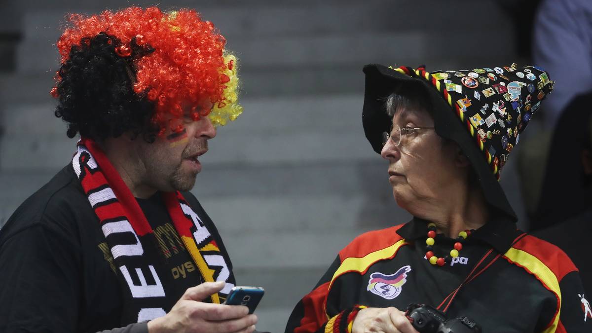 Während manch deutscher Fan aufgrund von Problemen mit der Technik eventuell den Anfang der Partie verpasst..