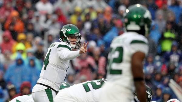 ORCHARD PARK, NEW YORK - DECEMBER 29: Sam Darnold #14 of the New York Jets signals during the first quarter of an NFL game against the Buffalo Bills at New Era Field on December 29, 2019 in Orchard Park, New York. (Photo by Bryan M. Bennett/Getty Images)
