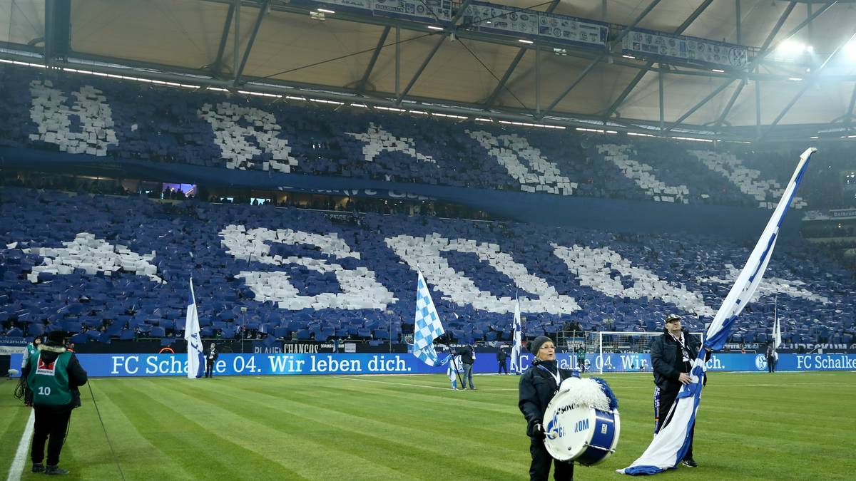 In Gelsenkirchen zeigen die Schalker Fans vor dem Spiel gegen Berlin eine Choreographie
