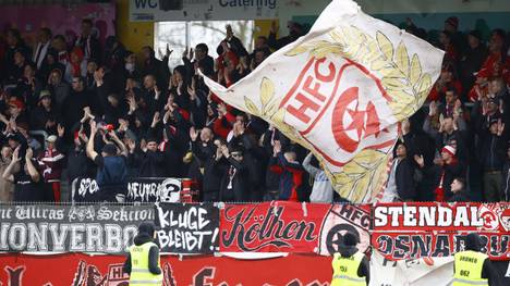 Die Fans des Halleschen FC müssen auf das Heimspiel gegen Hansa Rostock länger warten