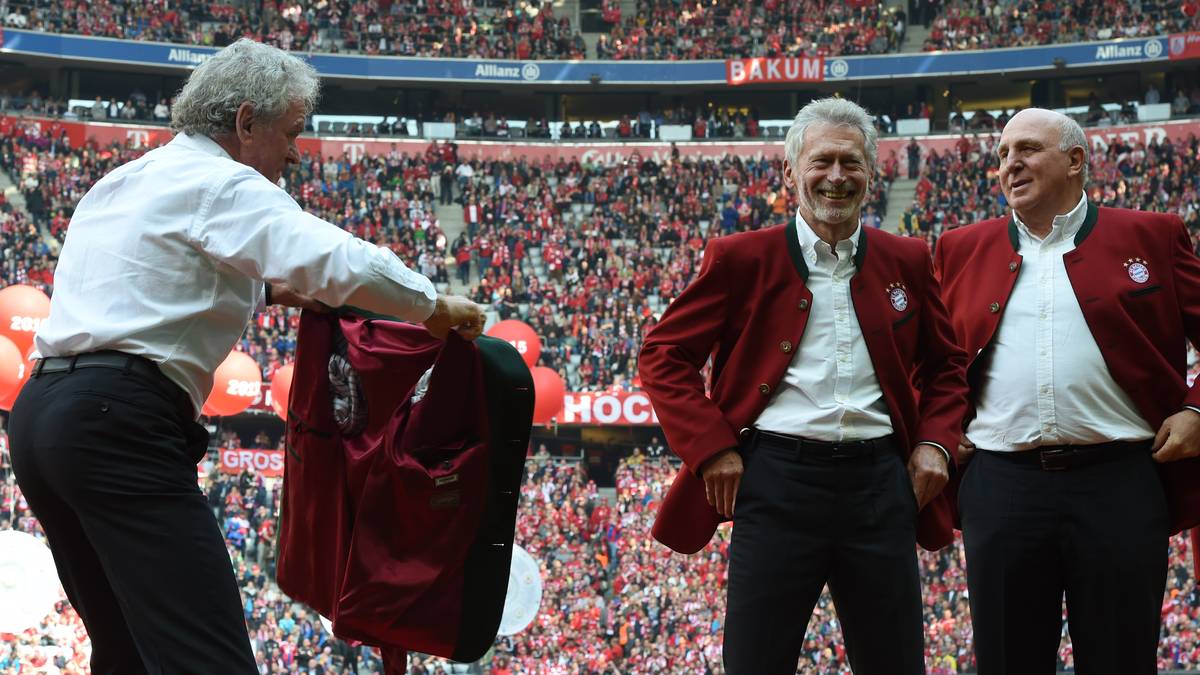 Im Jahr 2017 legt Breitner seinen Botschafter-Posten nieder, er will sich nach eigenen Angaben wieder anderen Aufgaben widmen. Wie inzwischen bekannt ist, gab es schon da neuen Stunk mit Hoeneß, während dessen Haftstrafe wegen Steuerhinterziehung zwischen 2014 und 2016. Im Oktober 2018 bricht der Konflikt dann offen aus