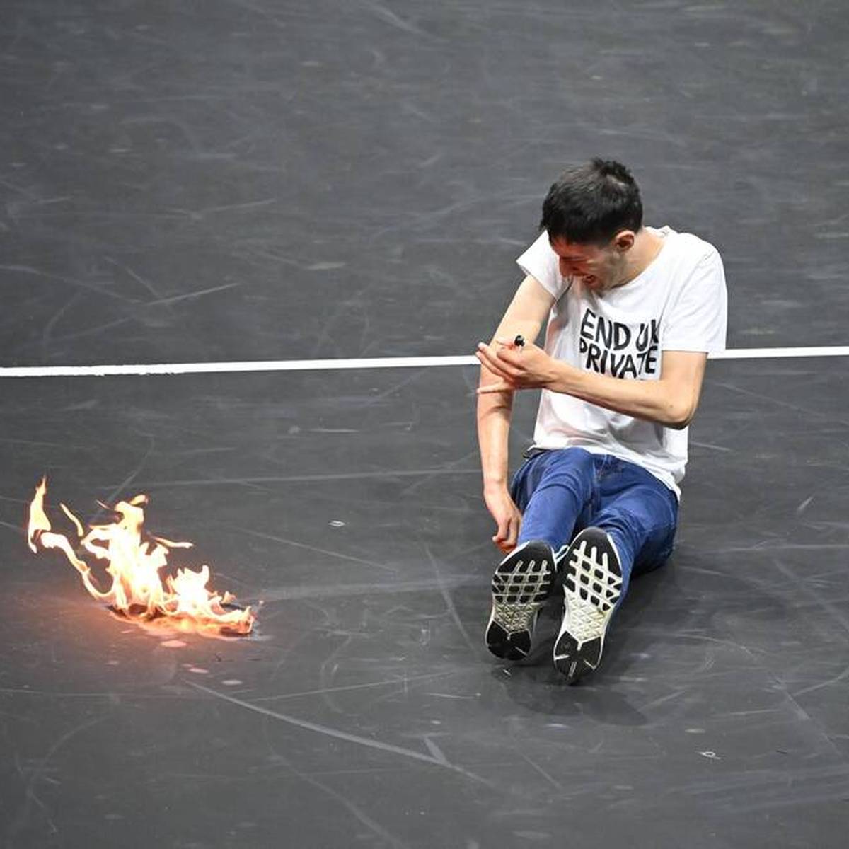 Ein Klima-Aktivist sorgt vor dem Match von Roger Federer beim Laver Cup mit einem Feuer für Aufsehen. Der gefährliche Protest geht jedoch nach hinten los.