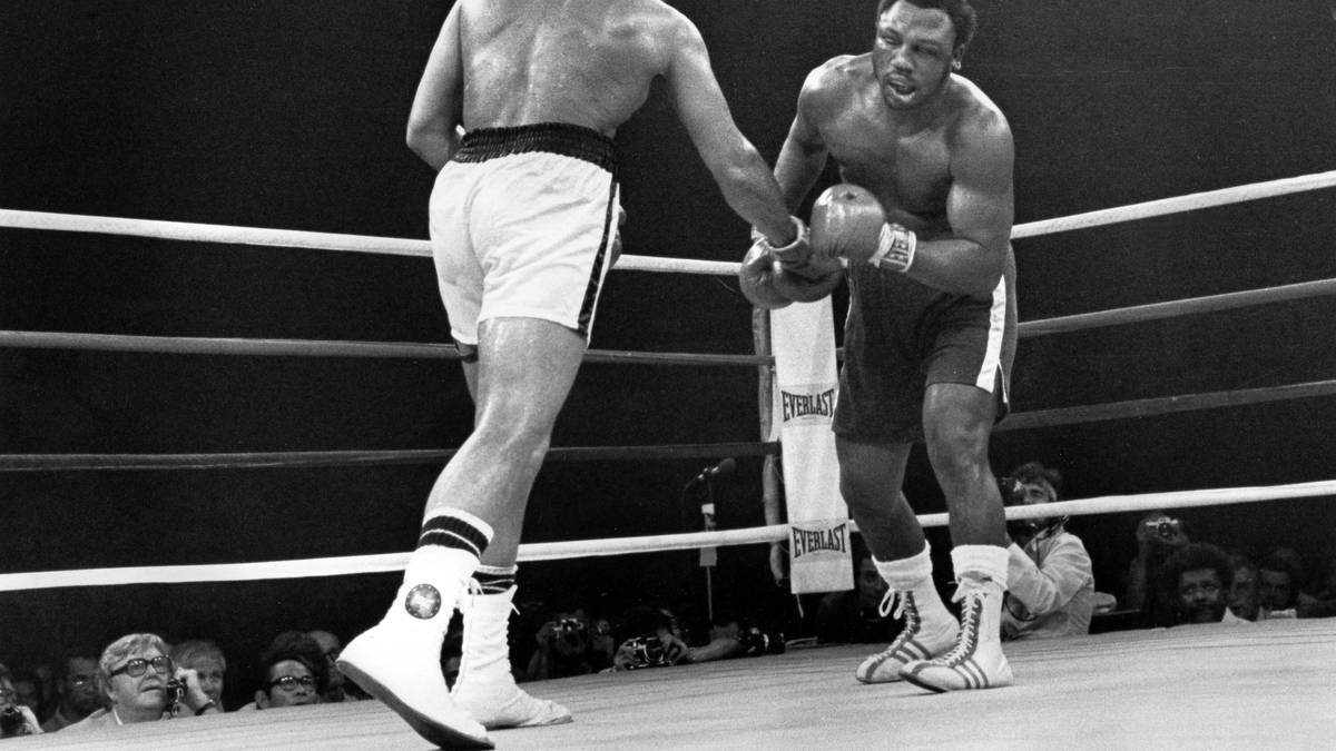 In der philippinischen Hauptstadt Manila, dem Schauplatz des "Thrilla in Manila", sind die Bedingungen für den Kampf brutal, bei unerträglich hoher Luftfeuchtigkeit in der nicht klimatisierten Halle. Ali dominiert die ersten Runden, gerät in der sechsten erstmals unter Druck. In der zweiten Kampfhälfte liefern sich Ali und Frazier einen offenen Schlagabtausch bei enormem Tempo, das der zwei Jahre ältere Ali besser verkraftet