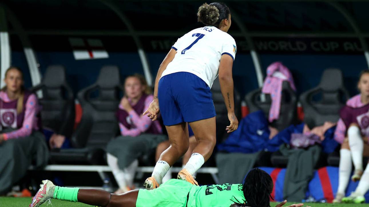 Rot! Aber England rettet sich