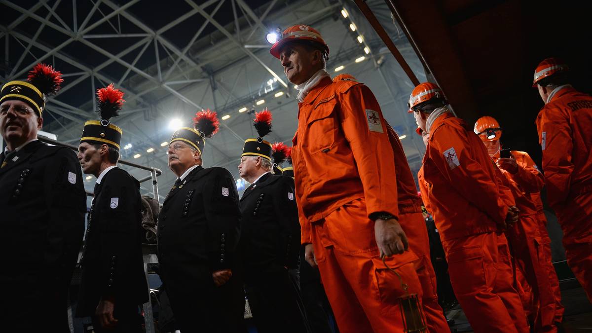 So sehen die Minenarbeiter aus der Nähe aus - eine auch im Ruhrgebiet zunehmend seltene Zunft, aber wohl genau der richtige Empfang...