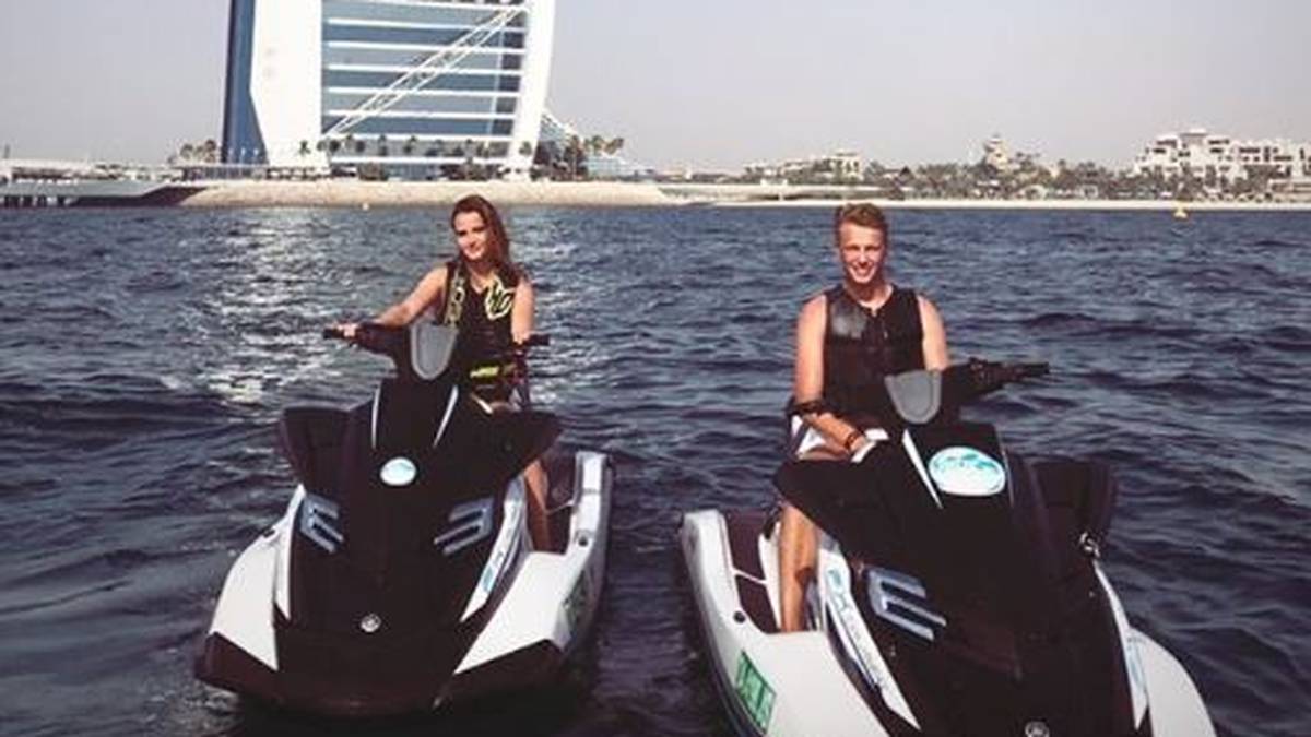 Bayern-Neuzugang Jann-Fiete Arp (r.) genießt seinen Sommerurlaub in Dubai gemeinsam mit Freundin Linda