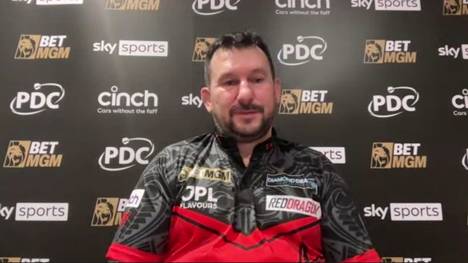 Jonny Clayton spricht nach seinem zweiten Tagessieg bei der Premier League of Darts über seine Schmerzen und warum Göttingen am Wochenende in Gefahr ist.