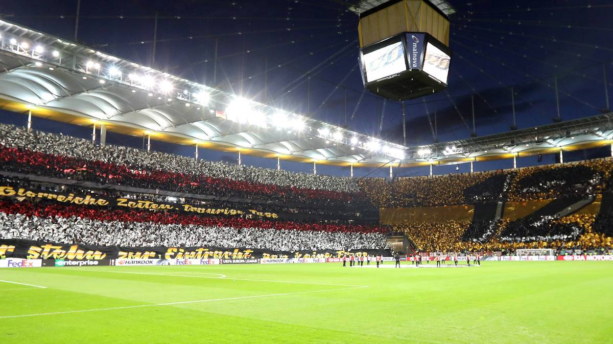 "Glorreiche Zeiten. Traurige Tage. Wir stehen zur Eintracht, gar keine Frage" war zu lesen