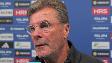 Dieter Hecking verliert mit dem VfL Bochum spät gegen den FC Schalke 04. Dabei erhitzt speziell eine Schiedsrichter-Entscheidung das Gemüt des Bochumer Trainers. 