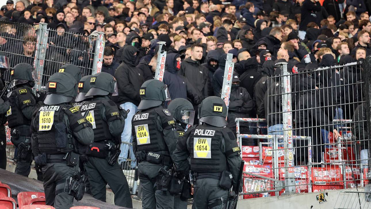 Rotterdam-Fans durchbrachen den Zaun des Gästeblocks