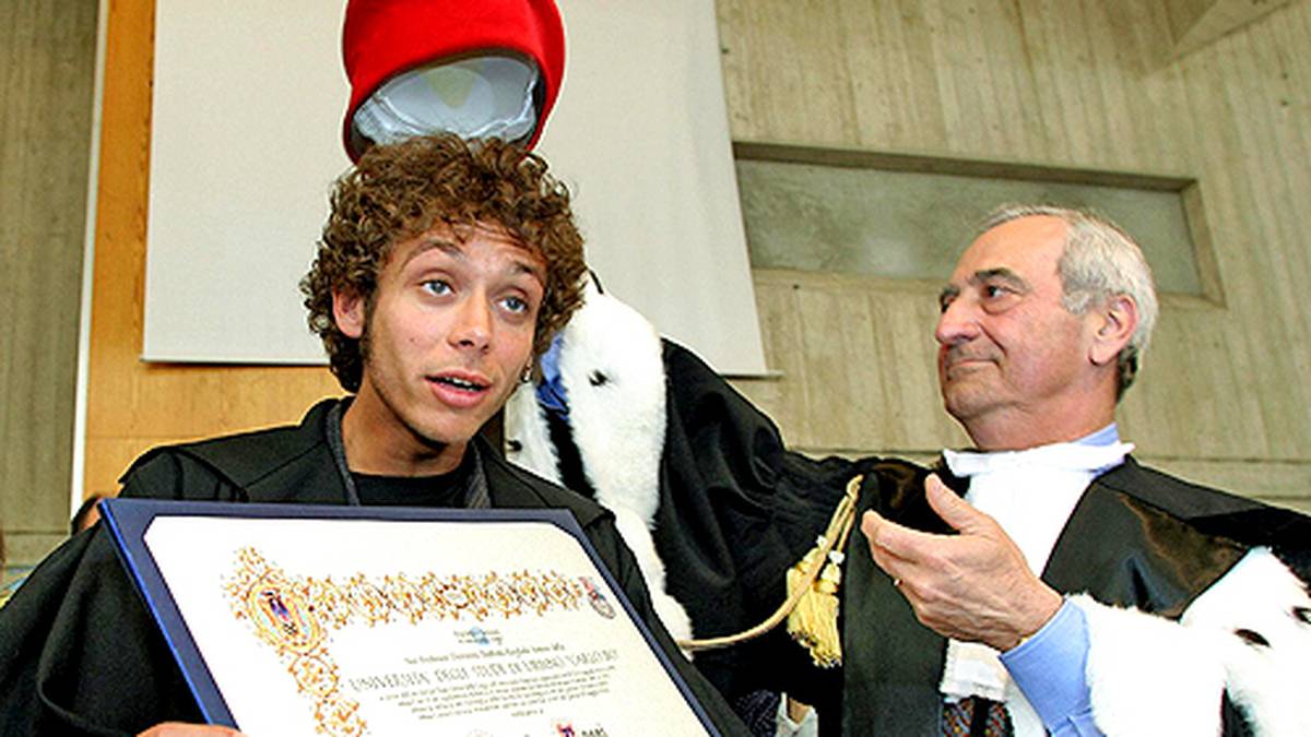 Noch im selben Jahr wird "The Doctor" ein offizieller (Ehren-)Doktortitel verliehen. Die Universität seiner Heimatstadt, Urbino, überreicht ihm den Dr. h. c. für Kommunikation