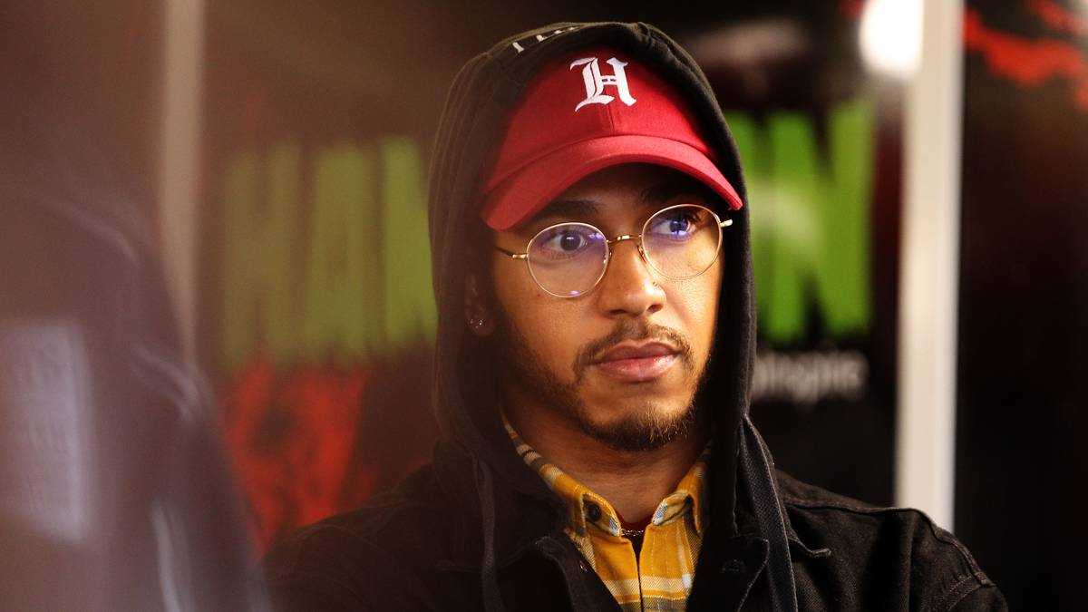 Lewis Hamilton ist ein echter Weltstar und der wohl beste Fahrer im Formel-1-Feld. Der Engländer wird von Mercedes dafür auch entsprechend entlohnt. Im Ranking der Fahrer, die in ihrer Karriere am meisten verdient haben, macht er einen Sprung