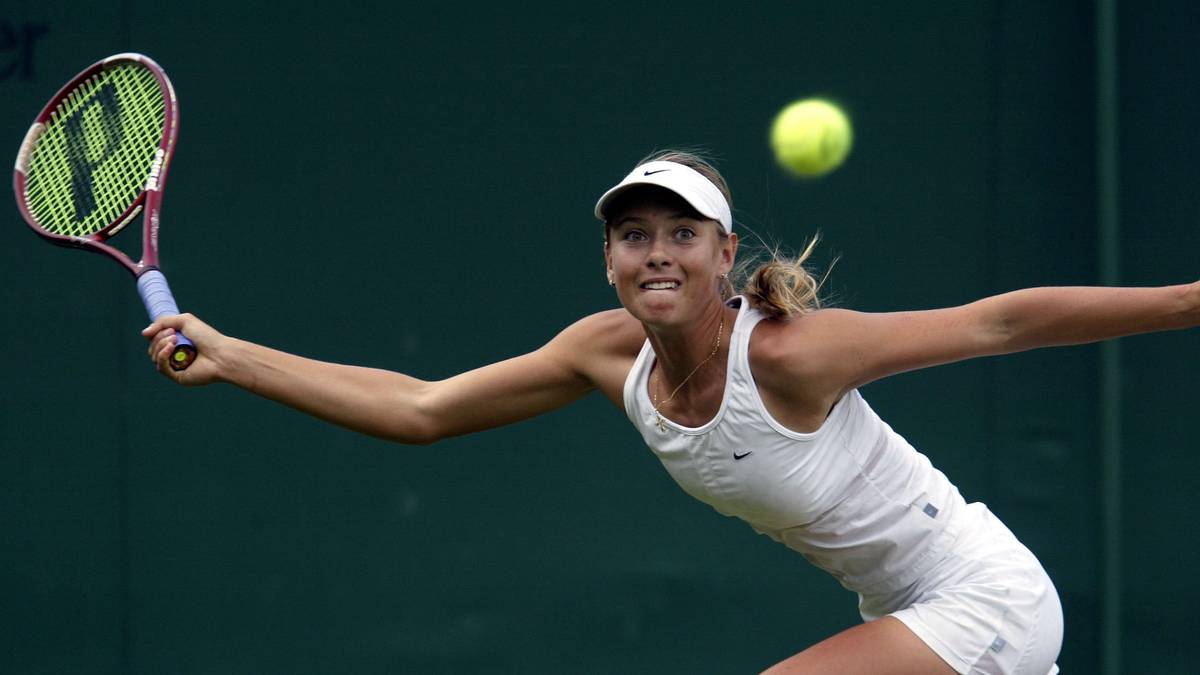 Mit der Qualifikation für die Grand-Slam-Turniere in Paris und Melbourne gelingt Sharapova 2003 der Durchbruch. In Wimbledon verliert sie erst im Achtelfinale gegen Swetlana Kuznezowa