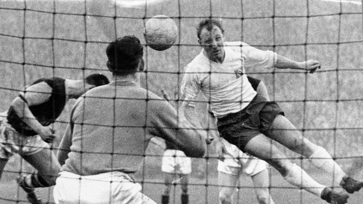 PLATZ 12: Hamburger SV - FC Burnley 1961: Im Viertelfinale des Landesmeisterpokal 1961 ist der HSV gegen den englischen Meister Burnley auf Tore von Uwe Seeler angewiesen. Nach einem 1:3 im Viertelfinal-Hinspiel gelingt im Rückspiel die 4:1-Sensation 