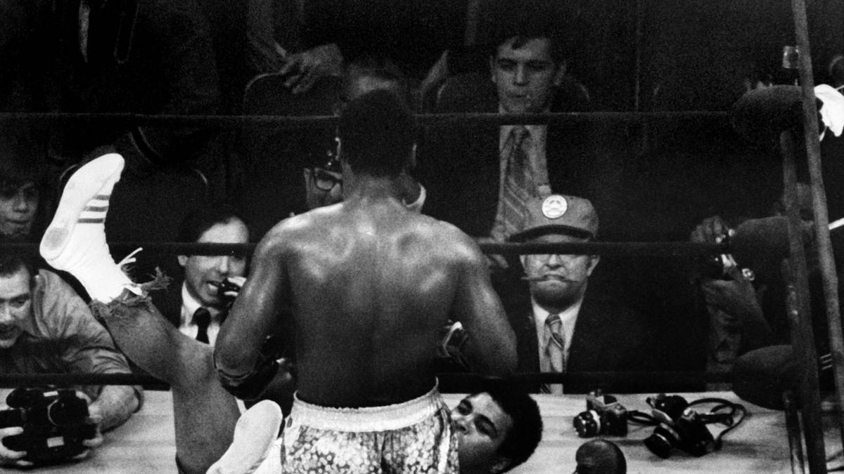 Im "Fight of the Century" 1971 verteidigte Frazier seinen Titel einstimmig nach Punkten gegen Muhammad Ali - und zwar einen Ali, der damals in der Blüte seiner sportlichen Karriere stand