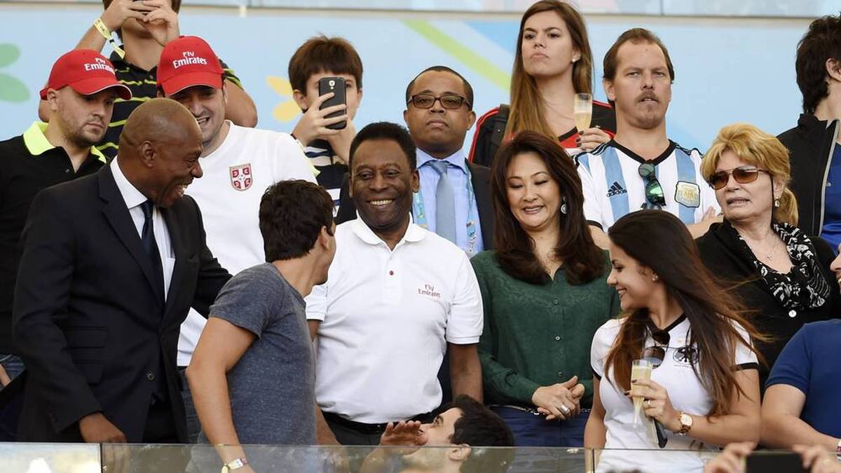 Bei der WM 2014 im eigenen Land ging die Selecao im Halbfinale gegen Deutschland mit 1:7 baden. Und dennoch nahm Pelé beim WM-Finale 2014 zwischen Deutschland und Argentinien auf der Tribüne im Maracana Platz.
