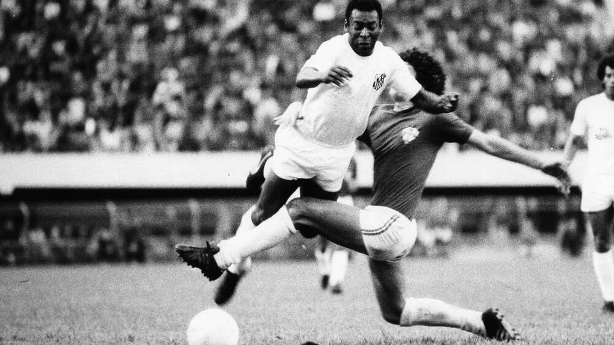 Bis 1974 zauberte Pelé noch für den FC Santos, ehe er sich noch einmal in ein neues Abenteuer stürzte.