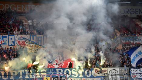 Fans von Hansa Rostock veranstalten ein Feuerwerk