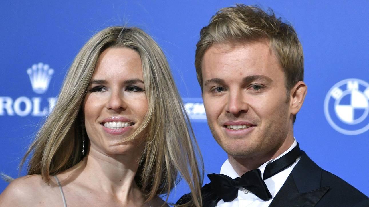 Rosberg nimmt WM-Pokal in Empfang