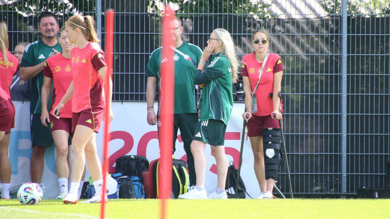 Giulia Gwinn (r.) beim Teamtraining mit Krücken