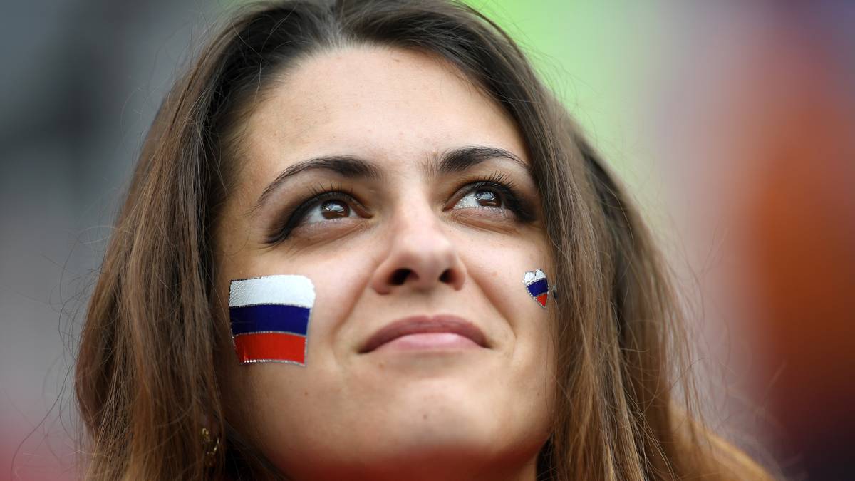 Gleich geht's los: diese russische Anhängerin freut sich auf den Anpfiff