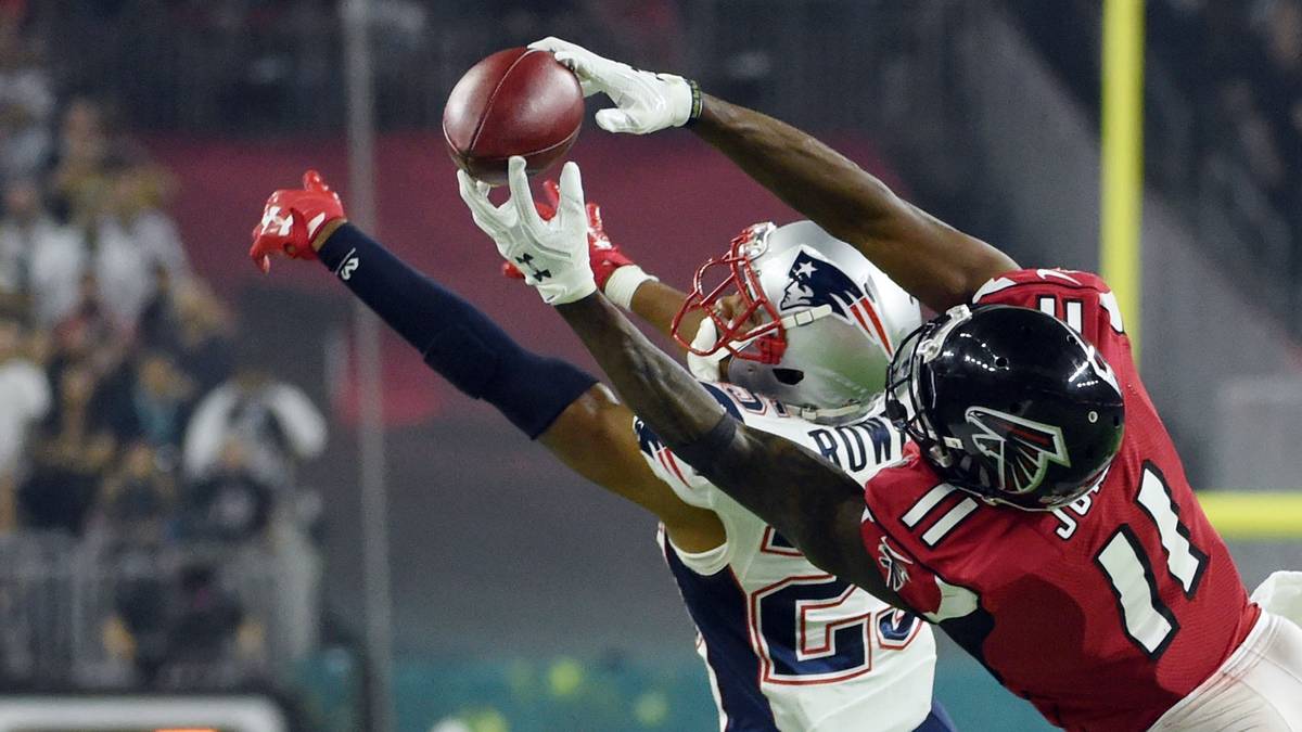 ATLANTA FALCONS 2017: Beim Super Bowl LI führen die Falcons als Außenseiter nach drei Vierteln mit 28:9 gegen die favorisierten New England Patriots. In einem atemberaubenden letzten Viertel schaffen Brady und Co. aber noch drei Touchdowns und erzwingen die Verlängerung
