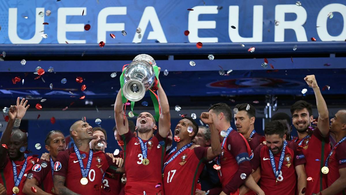 Bei der Siegerehrung nimmt Ronaldo den Pokal entgegen. Auch Pepe darf ihn mal stemmen