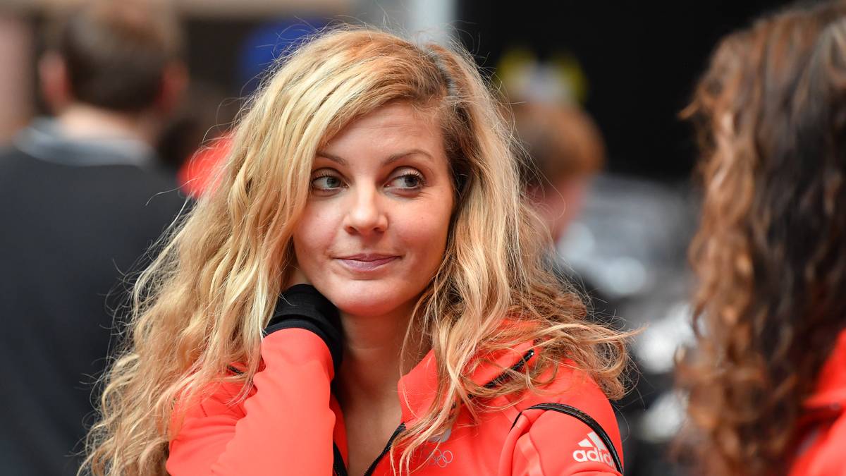 Die Athletinnen werden vor allem bei den hohen Sprüngen beeinträchtigt - und bis an die Grenze der Belastbarkeit getrieben. Auch die deutsche Starterin Silvia Mittermüller wird ein Opfer der Bedingungen. Im letzten Training erwischt sie eine Windböe, dabei verletzt sie sich am Knie und muss ihren Start kurzfristig absagen