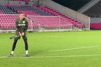 Während der Asienreise von Borussia Dortmund probieren sich Alexander Meyer und Niklas Süle am Baseballschläger.