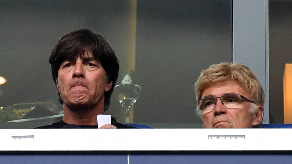 Kritische Blicke von der Ehrentribüne der Schalker Arena: Bundestrainer Joachim Löw (l.) und DFB-Chefscout Urs Siegenthaler. Sie haben heute einige Spieler zu beobachten...