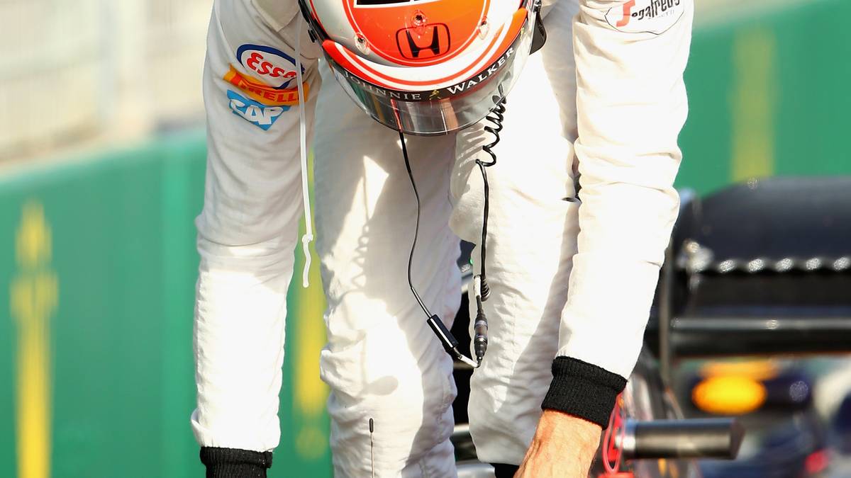 JENSON BUTTON: Der Typ ist einfach genial. Wie er mit dem Warmluftgebläse des McLaren Honda rundenlang Perez geärgert hat, war überragend, wenn auch der Crash dann unnötig war, da hat er es ein bisschen übertrieben. Stellt sich vehement vor das Team um die lautstarke Kritik abzufedern und verkauft den japanischen Reiskochererhitzer im Heck seines Autos sogar noch als den Zukunft bringenden genialen Ingenieurswahnsinn. Für die Truppe aus Woking ist er einfach unbezahlbar