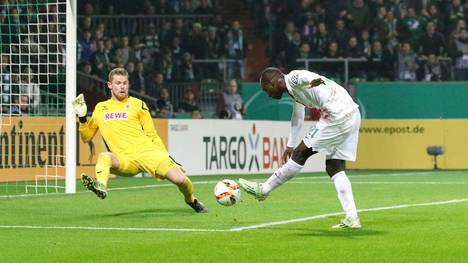Anthony Ujah von Werder Bremen trifft gegen Timo Horn vom 1. FC Köln