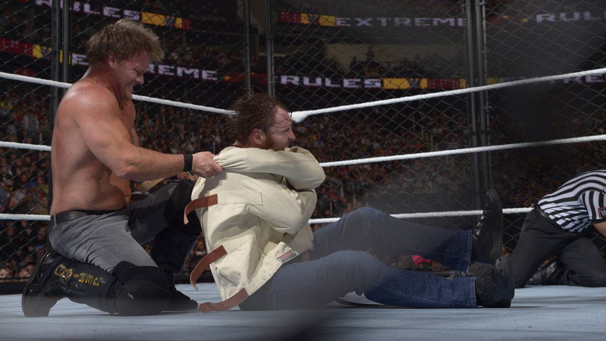 Besonderheit dieses Käfigkampfes: Oberhalb der Konstruktion hängen Gegenstände, die benutzt werden dürfen, sobald einer der Beteiligten an sie herankommt: Eine Zwangsjacke zum Beispiel...